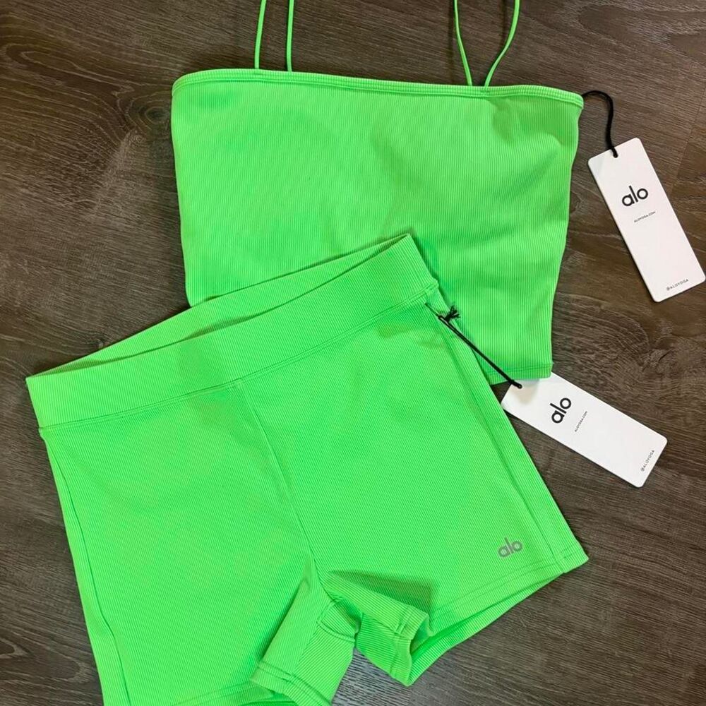 NWT Alo Yoga Goddess Ribbed Bandeau Top & Hot Shorts Set Green Glow - Large